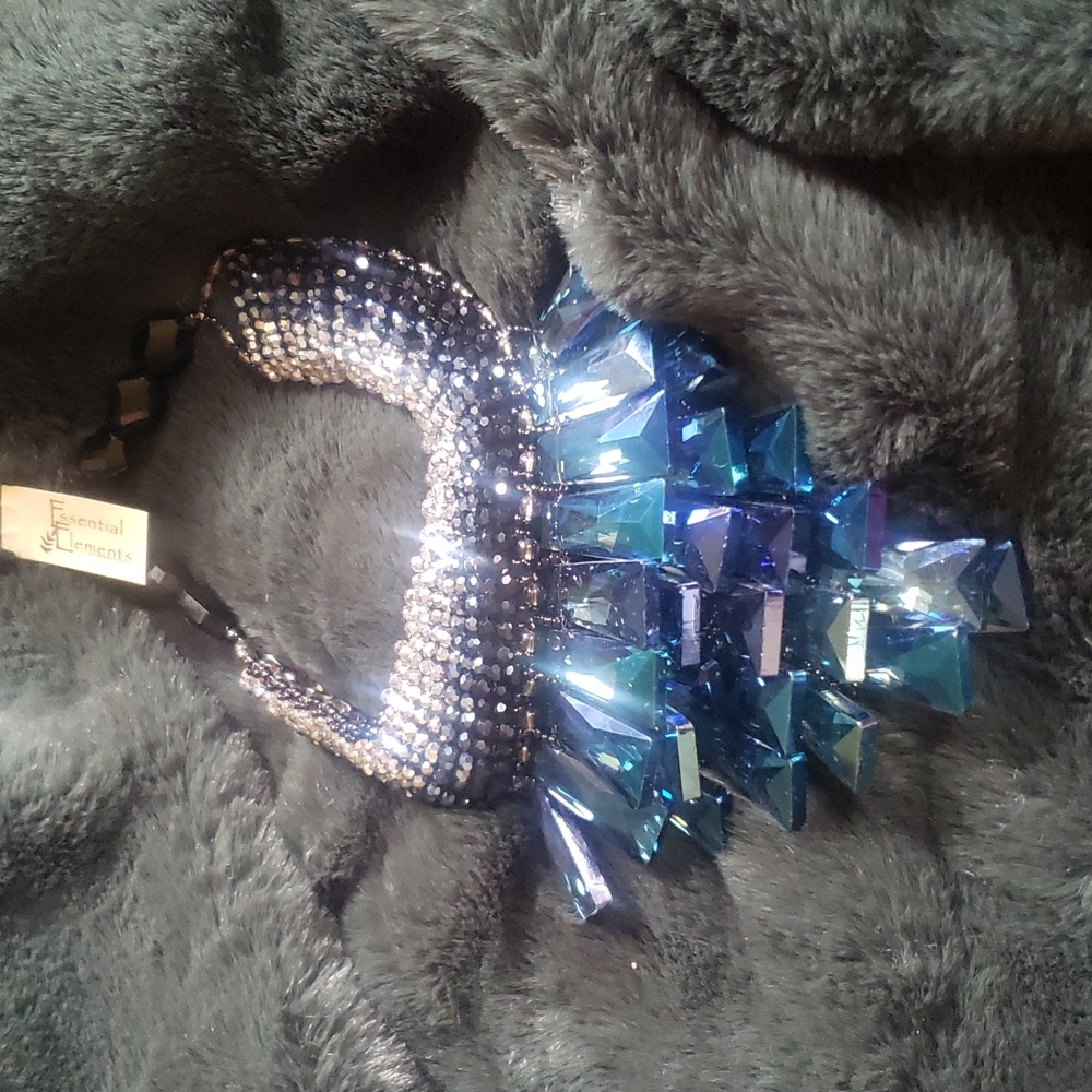 Exquisite Necklace - Picture 4 of 7